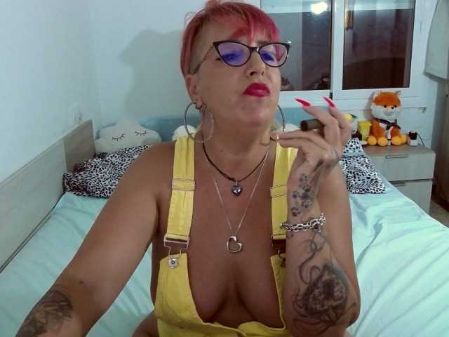 Nuotraukos AmmandaDulley Make me oil my body for you ,dance time 999 tk and u got me kiss and waiting for some action !