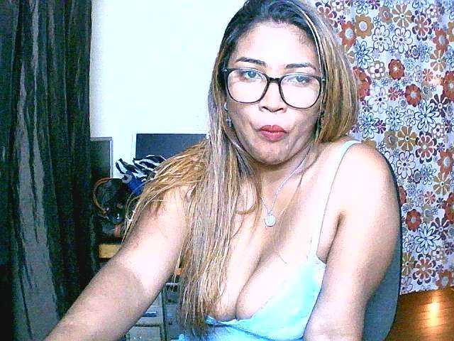 Nuotraukos butterfly007 hello guys ,lets play too hot,any flash 20tkn,twerk panty off 35tkn,naked 50tkn .squirt 100tkn,come to privat show for funny