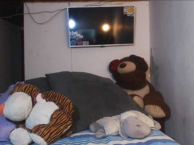 Nuotraukos GigglessLovee hi :) Awsome pvt show ! lush on ! please play Wheel of Fortune with me