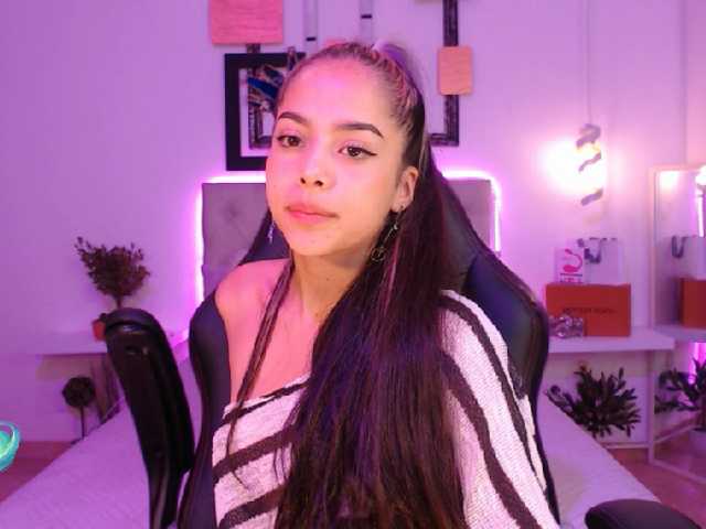 Nuotraukos saraahmilleer hello guys welcome to my room help me complette my first goal : naked go enjoy me #latina#brunette#curvy#hot#young#18#pvt